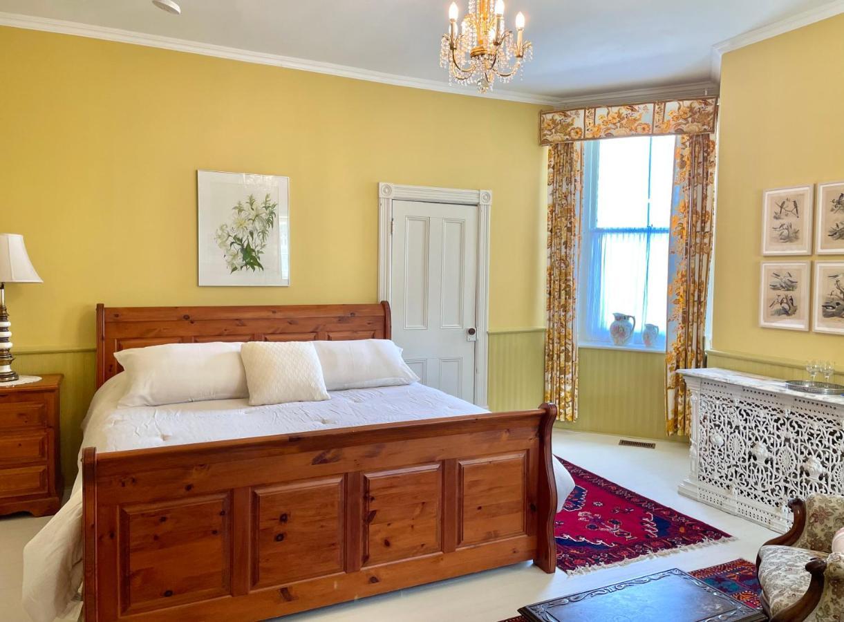 Chrysler House Bed & Breakfast Gananoque Exterior photo